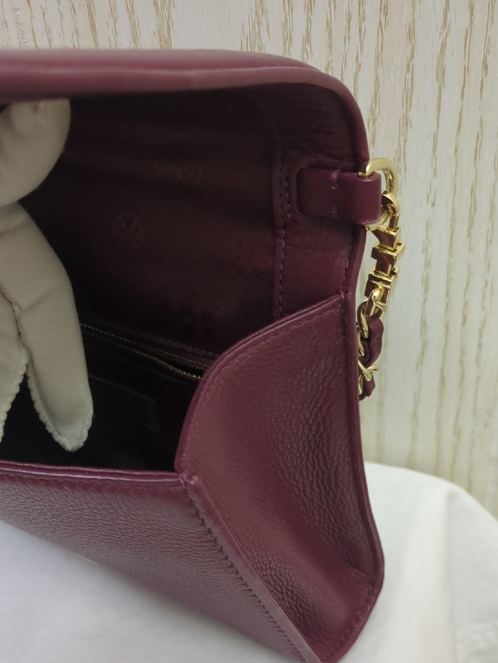 Tory Burch Bryant Quilted Leather Crossbody  - Picture 10 of 17